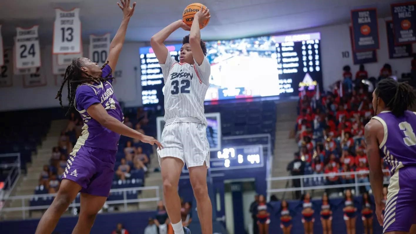 Harris Guides Men’s Hoops to Victory