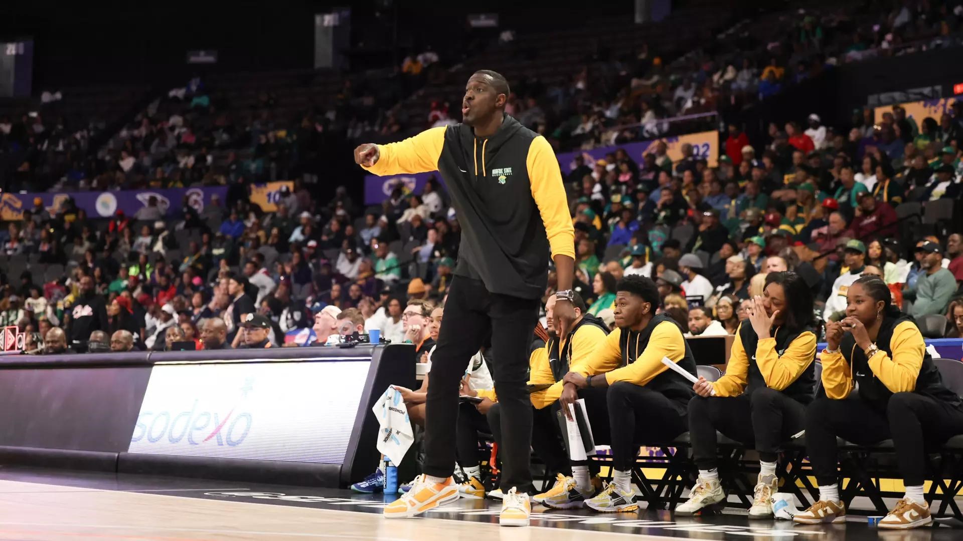 Vickers Receives 2025 Kay Yow Coach of the Year Award